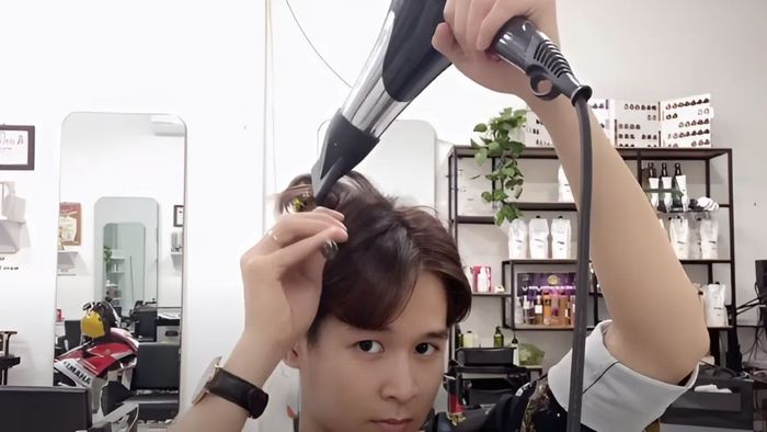 Hướng dẫn tạo kiểu tóc 5/5 dễ dàng tại nhà phần 2